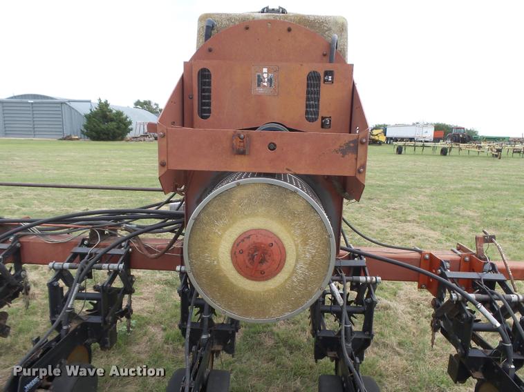 image for item DC3918 (2) International 500 no-till planter
