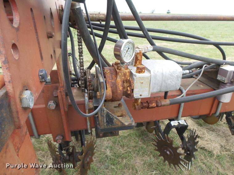 image for item DC3918 (2) International 500 no-till planter