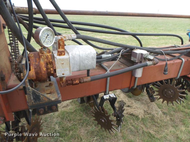 image for item DC3918 (2) International 500 no-till planter