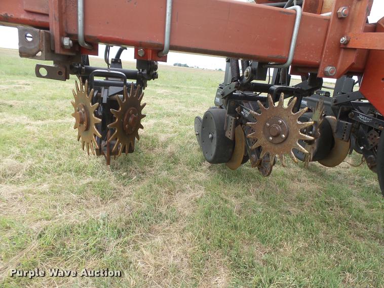 image for item DC3918 (2) International 500 no-till planter