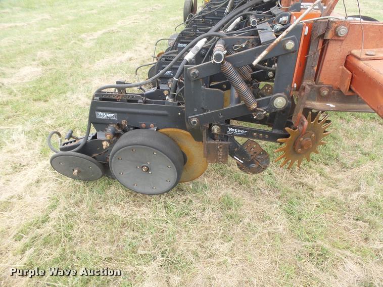 image for item DC3918 (2) International 500 no-till planter
