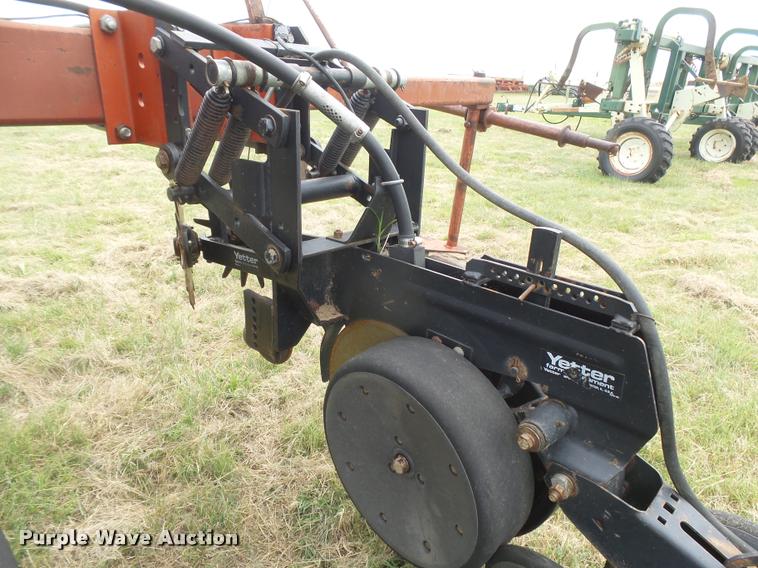 image for item DC3918 (2) International 500 no-till planter