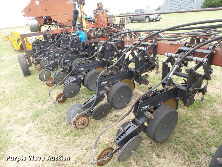 image for item DC3918 (2) International 500 no-till planter