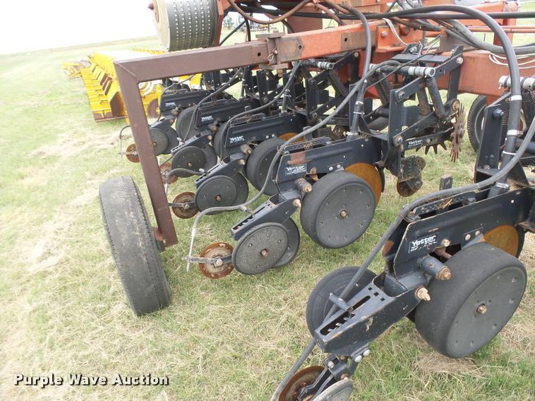 image for item DC3918 (2) International 500 no-till planter