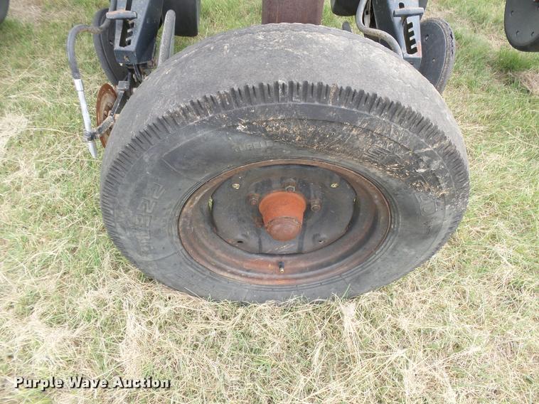 image for item DC3918 (2) International 500 no-till planter