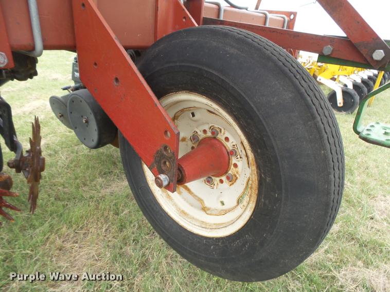 image for item DC3918 (2) International 500 no-till planter