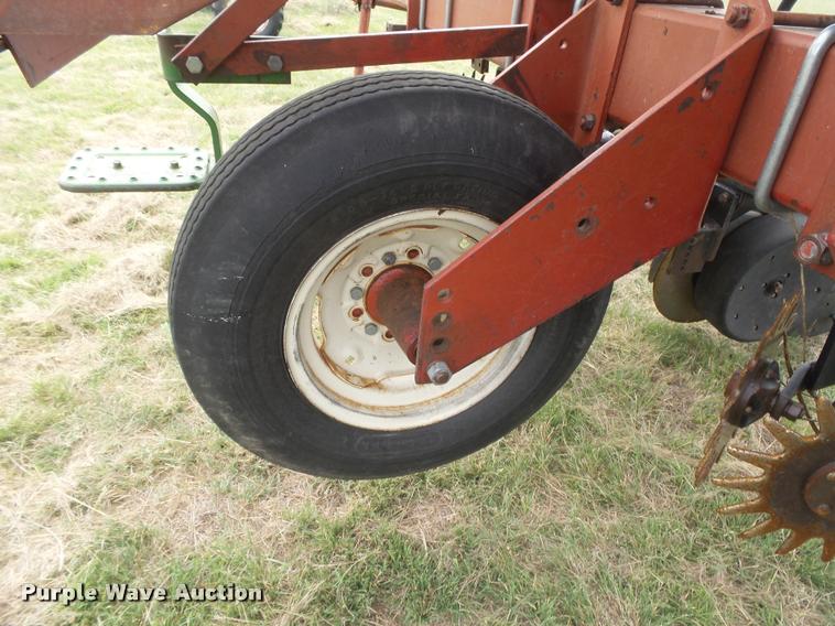 image for item DC3918 (2) International 500 no-till planter