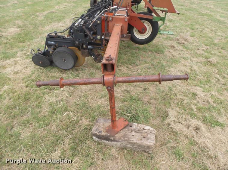 image for item DC3918 (2) International 500 no-till planter