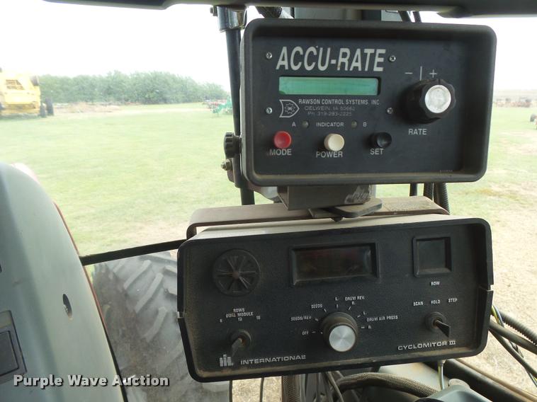 image for item DC3918 (2) International 500 no-till planter