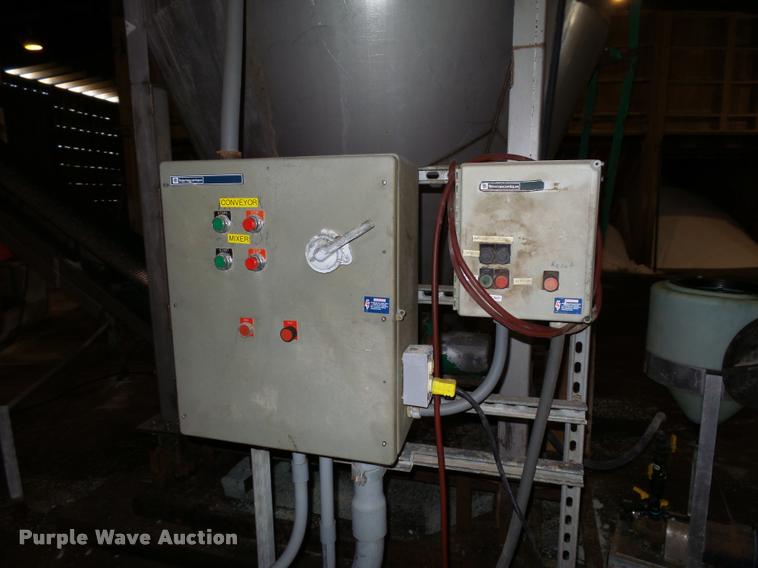 image for item DC6427 Doyle vertical fertilizer mixer