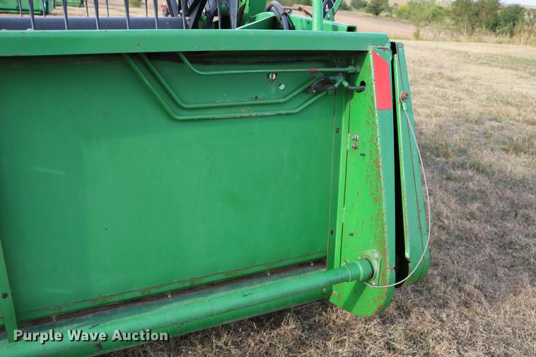 image for item DD0152 1994 John Deere 930F flex head