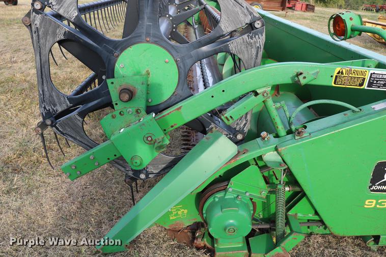 image for item DD0152 1994 John Deere 930F flex head