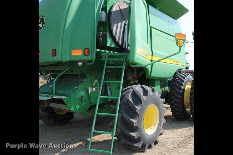 image for item DD0166 John Deere 9760 STS RWA combine