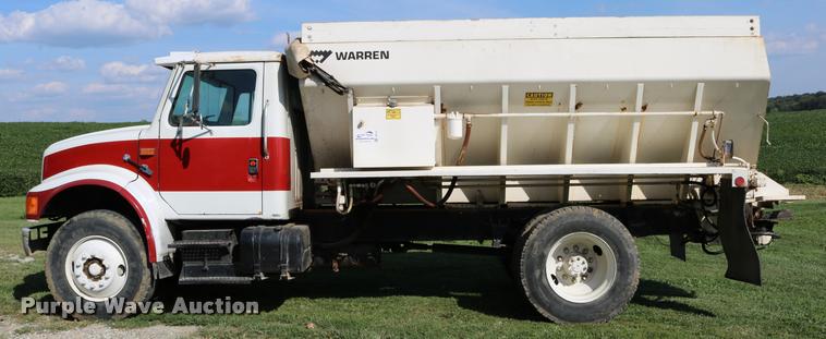 image for item DD0170 1990 International 4900 applicator truck