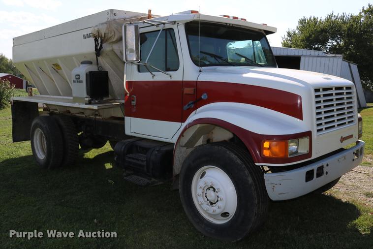 image for item DD0170 1990 International 4900 applicator truck