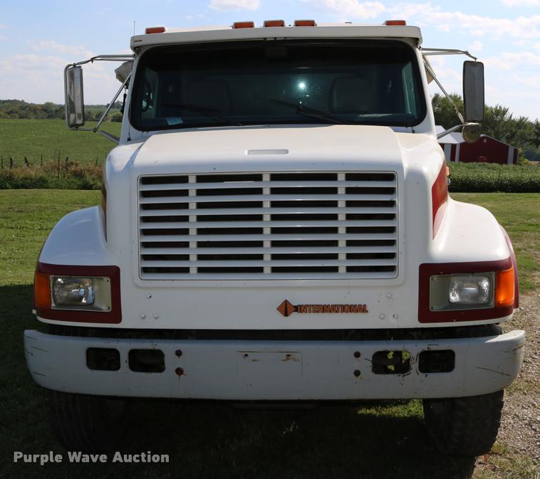 image for item DD0170 1990 International 4900 applicator truck
