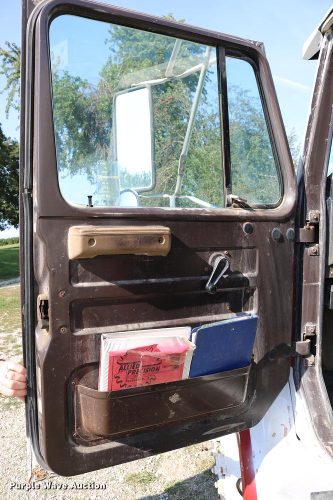 image for item DD0170 1990 International 4900 applicator truck