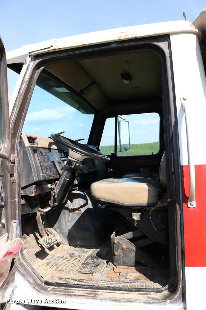 image for item DD0170 1990 International 4900 applicator truck