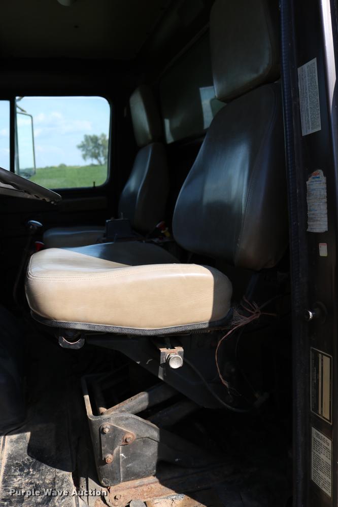 image for item DD0170 1990 International 4900 applicator truck