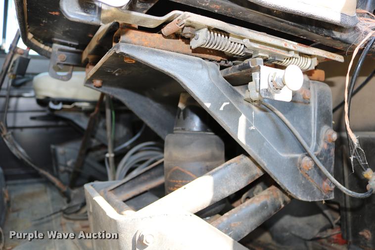 image for item DD0170 1990 International 4900 applicator truck