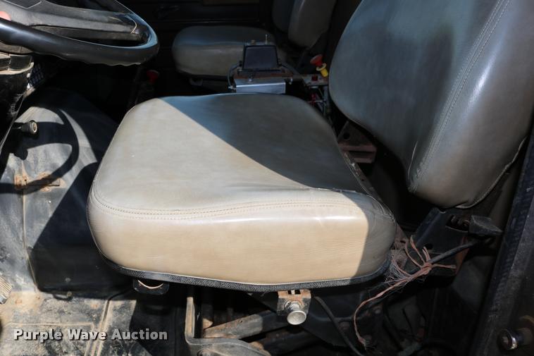 image for item DD0170 1990 International 4900 applicator truck