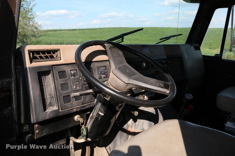 image for item DD0170 1990 International 4900 applicator truck