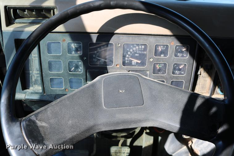 image for item DD0170 1990 International 4900 applicator truck