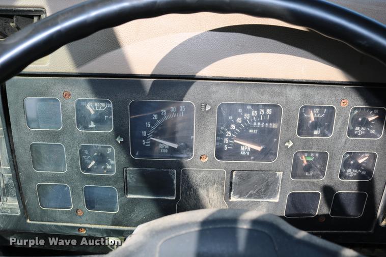 image for item DD0170 1990 International 4900 applicator truck