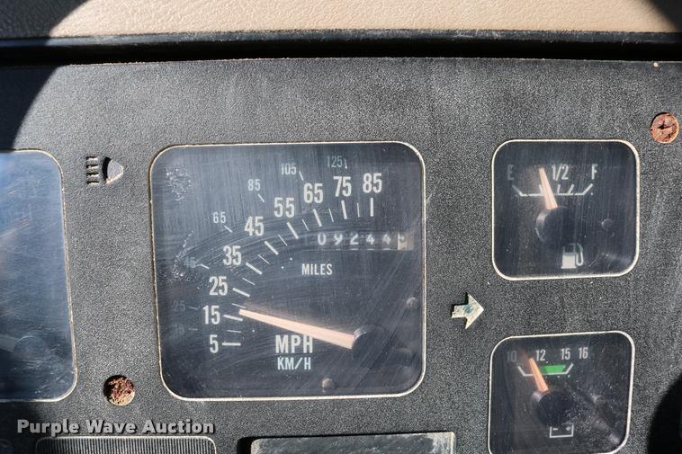 image for item DD0170 1990 International 4900 applicator truck