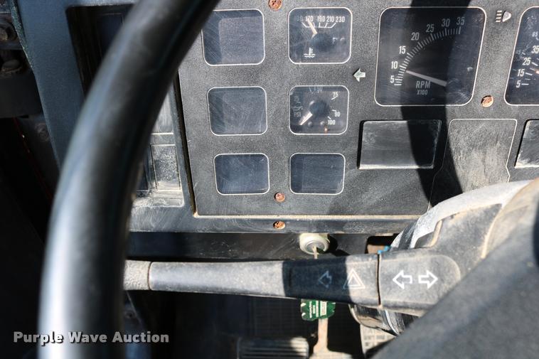 image for item DD0170 1990 International 4900 applicator truck