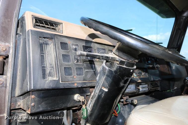 image for item DD0170 1990 International 4900 applicator truck