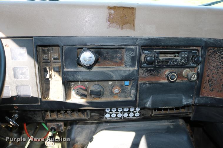 image for item DD0170 1990 International 4900 applicator truck