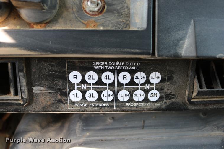 image for item DD0170 1990 International 4900 applicator truck