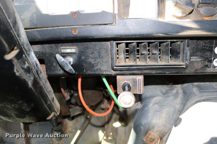 image for item DD0170 1990 International 4900 applicator truck