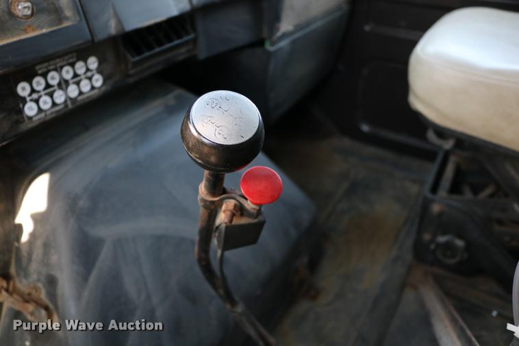 image for item DD0170 1990 International 4900 applicator truck