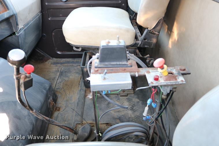 image for item DD0170 1990 International 4900 applicator truck