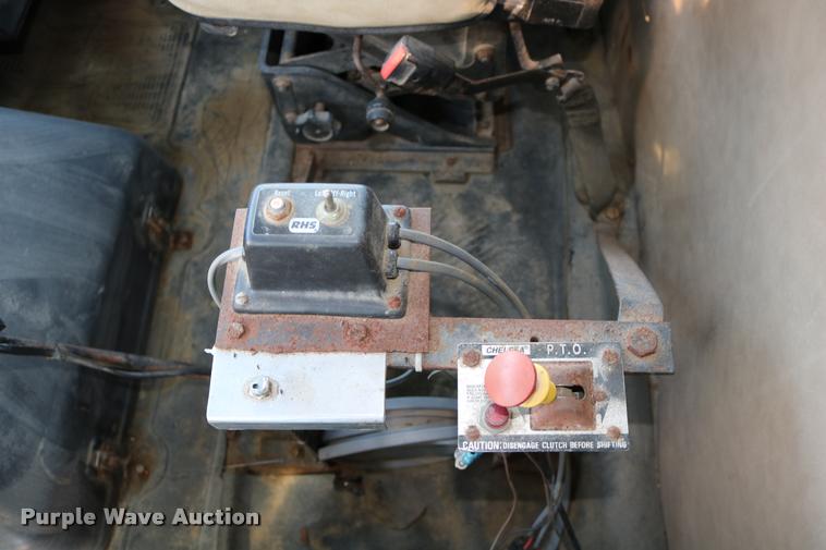 image for item DD0170 1990 International 4900 applicator truck