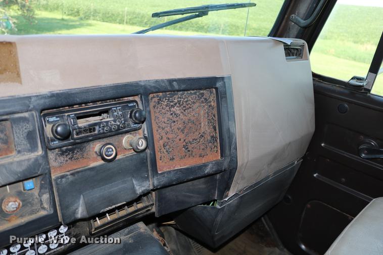 image for item DD0170 1990 International 4900 applicator truck