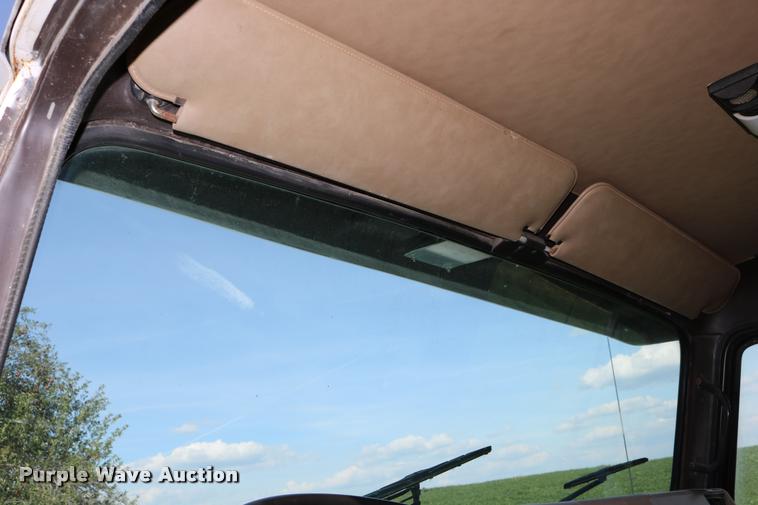 image for item DD0170 1990 International 4900 applicator truck