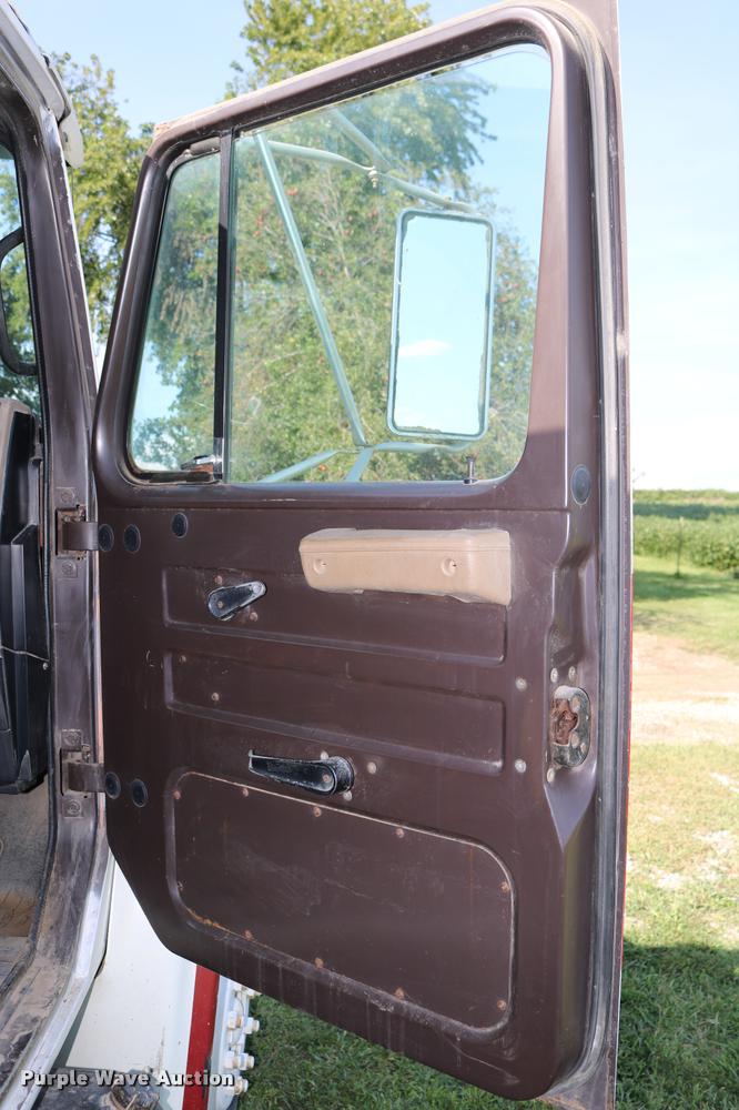 image for item DD0170 1990 International 4900 applicator truck