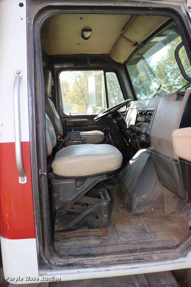 image for item DD0170 1990 International 4900 applicator truck