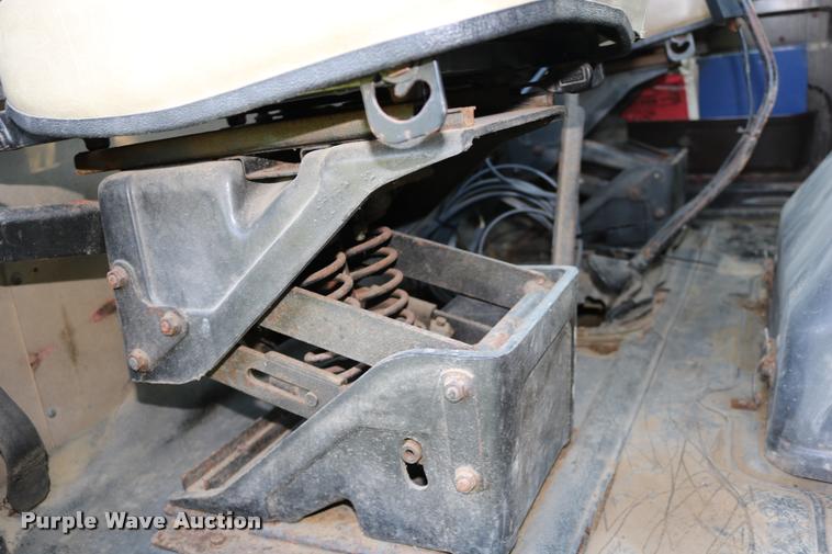 image for item DD0170 1990 International 4900 applicator truck