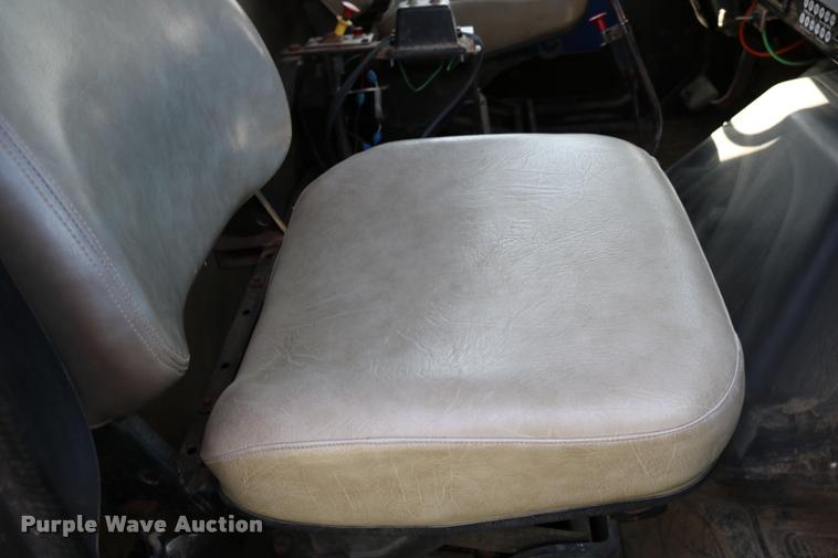 image for item DD0170 1990 International 4900 applicator truck