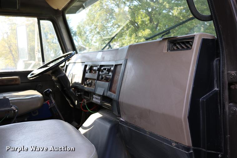 image for item DD0170 1990 International 4900 applicator truck