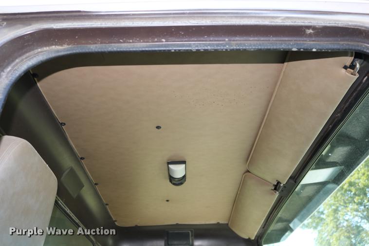 image for item DD0170 1990 International 4900 applicator truck