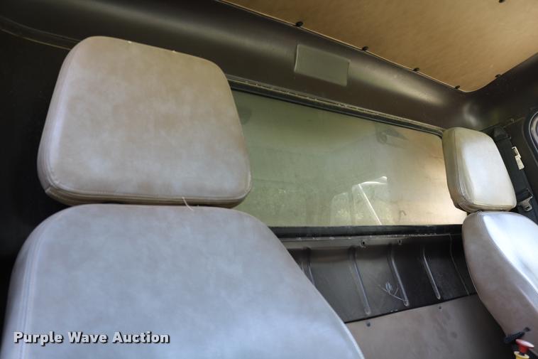 image for item DD0170 1990 International 4900 applicator truck