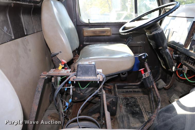 image for item DD0170 1990 International 4900 applicator truck