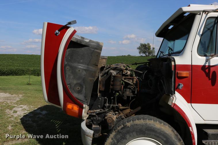 image for item DD0170 1990 International 4900 applicator truck