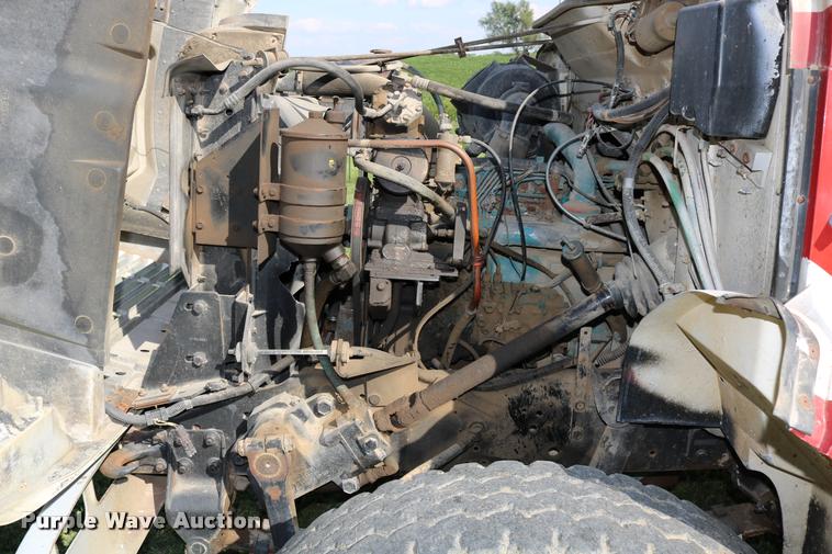 image for item DD0170 1990 International 4900 applicator truck