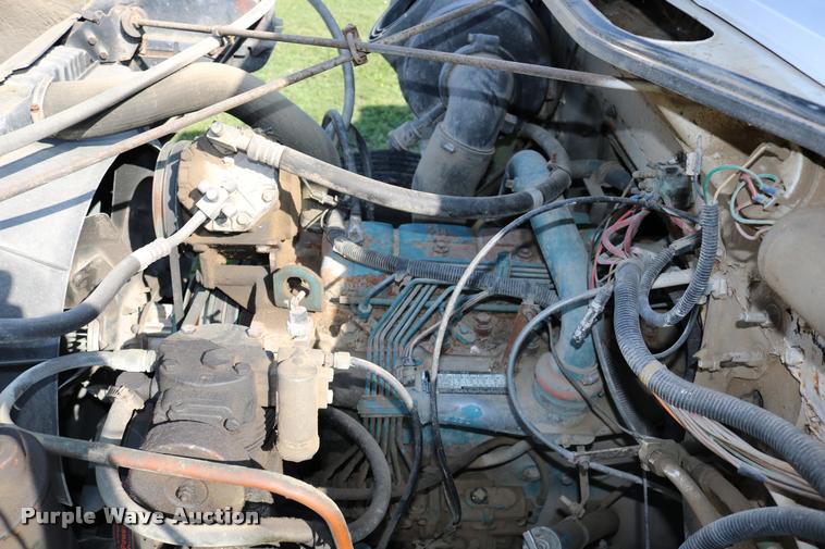 image for item DD0170 1990 International 4900 applicator truck